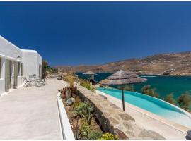 Elite Mykonos Villa - Villa Roxane - Private Pool - 6 Bedrooms - Beachfront - Ftelia, sumarhús í Dexamenes