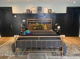 Clifton Georgian Townhouse, Downstairs Ensuite Room & Light Plant Based Breakfast