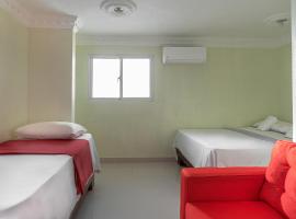 Spacious Quiet Double Room Near Megacentro - 10 min drive, hotel con estacionamiento en La Viva
