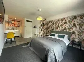 Modern studio apartment; 10min walk to town & quay