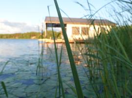 Houseboat "Upes Nams", ξενοδοχείο που δέχεται κατοικίδια σε Varkaļi