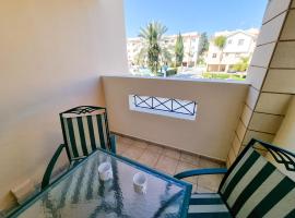 Yaar Apartment with pool and tennis court, Ferienwohnung in Pyla
