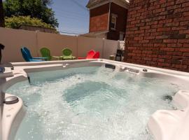 Downtown Retreat, Hot Tub, Firepit, Grill, hotel con piscina a Michigan City