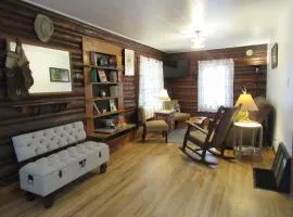Comfy log cabin in walking distance of downtown