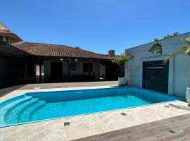 Excelente casa com piscina aquecimeto solar, muito bem localizada a 190 metros da praia, căsuță din Guaratuba