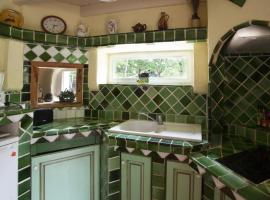 Gite au calme l'eclaircie，位于雷居斯的酒店