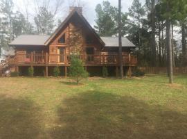 Swiftwater - Secluded Log Cabin, villa i Falling Branch