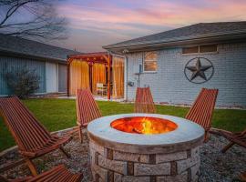 Cowboy theme with heated stock tank, pool table, BBQ, firepit, fiber internet, hotel in Carrollton