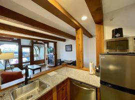 Great Condo In Excellent Location - Waterfront Building - Seaside, hotel v destinaci Ucluelet