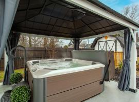 Blue Valley Inn - Hot Tub & Spacious Play Area!: Knoxville şehrinde bir otel