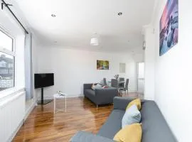 Skyvillion - London Enfield 4 Bedroom Cosy House Free Parking Garden