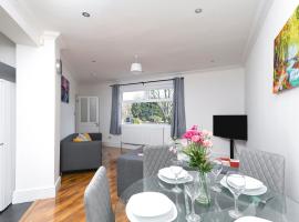 Skyvillion - London Enfield 4 Bedroom Lush House Free Parking Garden, hotel in Enfield Lock