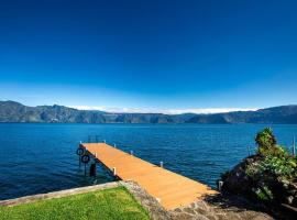 Luxurious Lake Front Propertyfamiliescouples, hotell sihtkohas Cerro de Oro