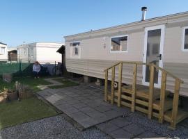 Caravan 2 bedroom - New Camping Ideal, hotell i De Haan