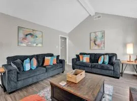 Glamorous 3BR 2BA house w/ large fenced backyard