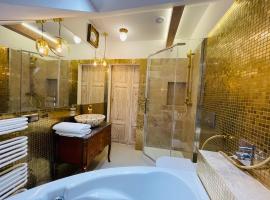 LOFT W RYNKU Z JACUZZI，位于苏普拉希尔的带热水浴缸的酒店