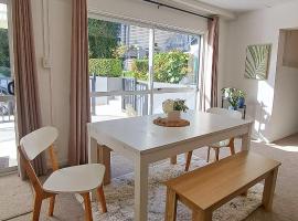 family friendly 3BR flat - 3min walk to the beach - self contained, hotell i Auckland