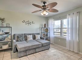 Gulf Shores Condo with Pool and Grill Walk to Beach!, hotel en Gulf Shores