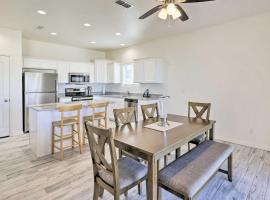 Modern Kingman Vacation Rental, 5 Mi to Dtwn!, hotel em Kingman