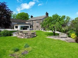 Elegant & spacious farmhouse with wonderful views, holiday home in Penrith