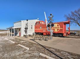 Unique Joplin Gem Converted Train Car Studio, hotel with parking in Joplin