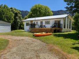 Cobham Crib - Anakiwa Holiday Home، فندق مع موقف سيارات في Anakiwa