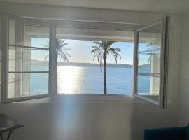Splendide Studio Miramar vue mer avec terrasse, hotel in Bandol