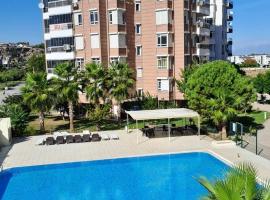 3+1 квартира с бассейном в 1 км от моря, hotel met zwembaden in Altınkum
