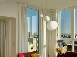 Stijlvolle en lichtrijke design penthouse met prachtig uitzicht te Wenduine, hotel s parkovaním v destinácii De Haan