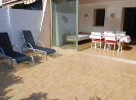 Renecros 1 a 30 m de la mer grande terrasse wifi clim parking