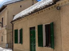 Casa Lola nel centro storico di Bolognola, holiday rental in Pintura di Bolognola