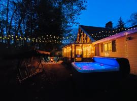 Spacious Gateway, 15 min to Camelback Ski, Hot tub, Game room, σαλέ σε Pocono Country Place