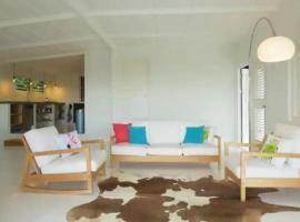 Idyllic Curacao Home with Stunning Views, cottage in Willemstad