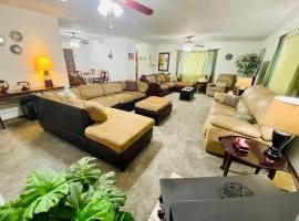 Family friendly, 3 bedroom house, with king bed for up to 15 - BBQ - Internet - jet tub
