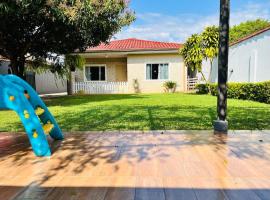 Casa Bignonia Amplio y confortable Ideal para familias con niños y mascotas, hotel em Ciudad del Este