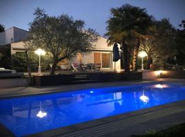 Adorable Guest House avec balnéo et piscine, hotel dekat Sables d'Olonne Golf Course, Olonne-sur-Mer