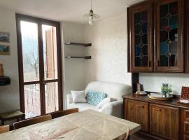 Mountain lodging with fireplace and mountain view, apartamento em Barzio