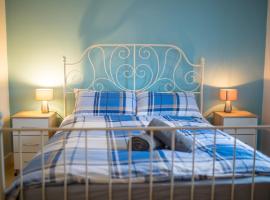 Comfy 3 bedroom cottage super fast wifi, paid parking, hotel v mestu Reading