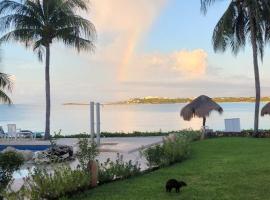 2 bedroom 2.5 bathroom beach front condo, vila u gradu 'Puerto Aventuras'