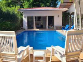 Pool House with Shared Pool Access, hótel í David