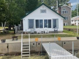 CAMP CARROLL LIMIT 6 home, hotell i North Sebago