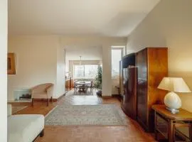 Grand Botanic Garden Apartment by Vacationy