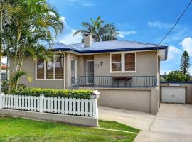 Seaside Serenity~GamesRoom~HotSpa!, cottage in Port Macquarie