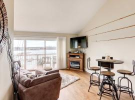 Port Clinton Condo with Balcony and Water Views!, holiday rental in Port Clinton