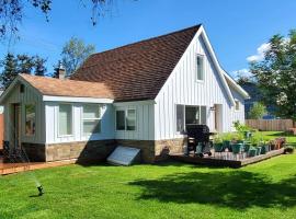 Luxury DT Cottage - Free Parking - Self Check-In, casa rústica em Anchorage