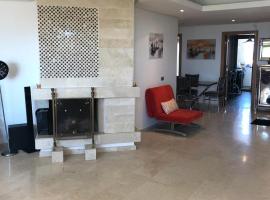 Luxury Apprt 2 ch ,prestigia des nations, Ferienunterkunft in Sidi Bouqnadel