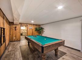 Marietta Home with Private Hot Tub, Pool Table!, villa in Marietta