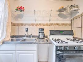 Cozy Powder Springs Home, 12 Mi to Six Flags, hotel in Powder Springs