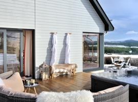 Tom's Lodge, hotel with hot tubs in Boat of Garten