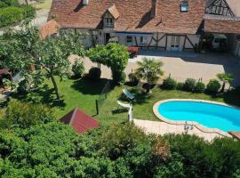 Proche Châteaux et Beauval : La Villa Eribelle avec piscine, hotel em Romorantin-Lanthenay